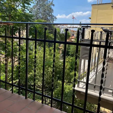 Charming In Historic Building No Elevator *