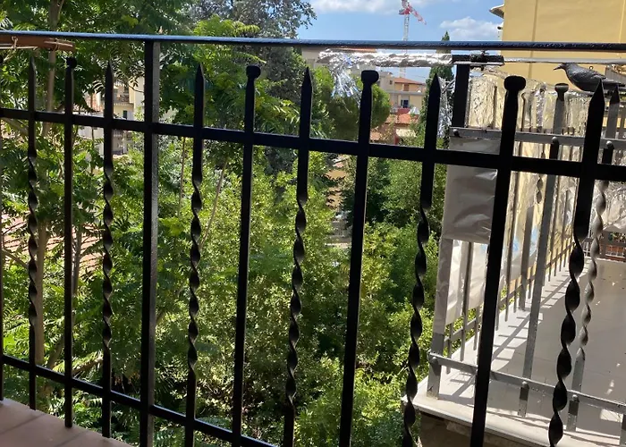 Charming In Historic Building No Elevator *